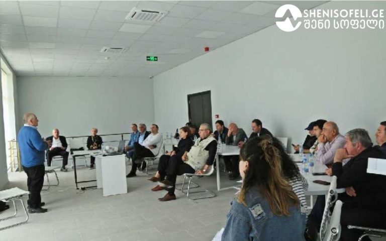 ტრენინგზე მონაწილეები ვაშლის, ვაზის და ატმის მავნებელ-დაავადებების იდენტიფიცირებას, მოცემული კულტურების ფენოლოგიური განვითარების ფაზებსა და კლიმატური რისკების მართვის მიდგომებს გაეცნენ