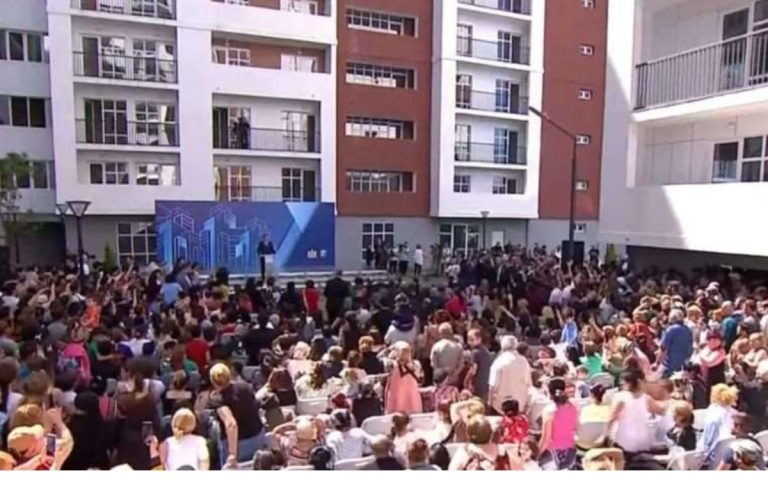 „600 ოჯახი, რომელსაც რთულ ვითარებასა და პირობებში უწევდა ცხოვრება, დღეს უკვე მიიღებს ახალ ბინას, მოქალაქეებზე ზრუნვა ჩვენი მთავარი პასუხისმგებლობაა და დღევანდელი დღე არის ამის გამოხატულება“
