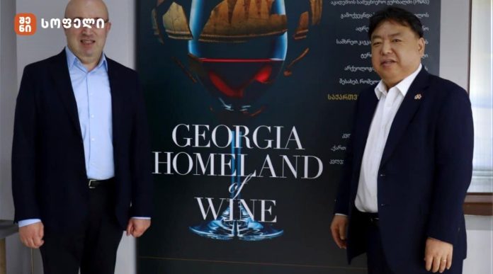 შეხვედრაზე მხარეებმა კორეის რესპუბლიკაში ქართული ალკოჰოლიანი სასმელების ექსპორტთან დაკავშირებული საკითხები და ამ მიმართულებით თანამშრომლობის გაღრმავების პერსპექტივები განიხილეს