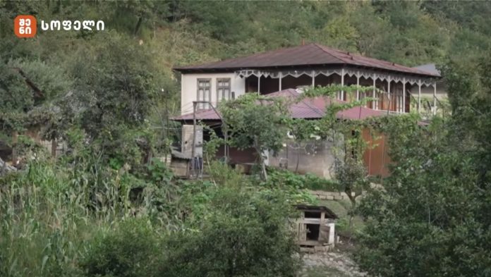 სოფელ მუჟავაში, მეგრული ხის ოდა, რომელიც საუკუნეზე მეტს ითვლის, 1894-95 წელს არის აშენებული ლაზი ოსტატების მიერ