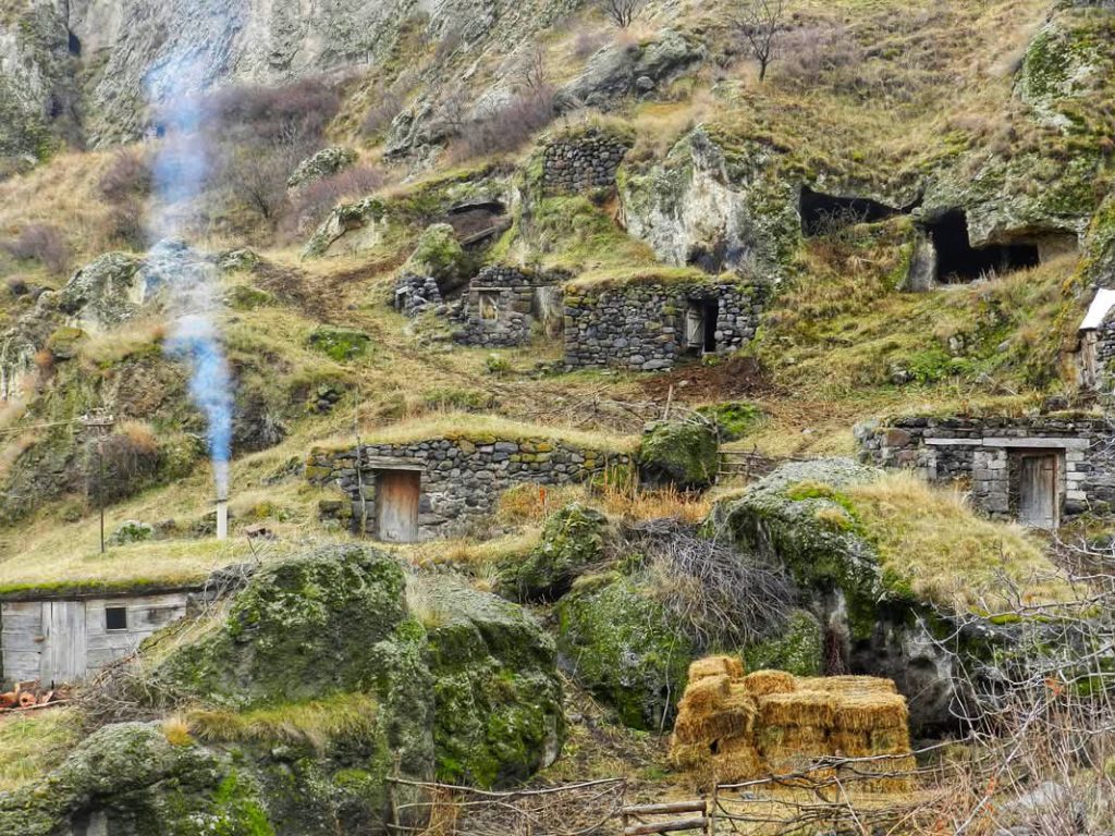 მარნები სოფელ ჭაჭკარიდან – სოფელში, გარდა დაზიანებული ტერასებისა და 50–მდე კლდეში ნაკვეთი საწნახელისა, შემორჩენილია ოთხსაუკუნოვანი ვაზიც | შენი სოფელი