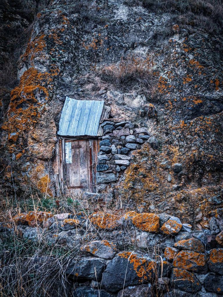 მარნები სოფელ ჭაჭკარიდან – სოფელში, გარდა დაზიანებული ტერასებისა და 50–მდე კლდეში ნაკვეთი საწნახელისა, შემორჩენილია ოთხსაუკუნოვანი ვაზიც | შენი სოფელი