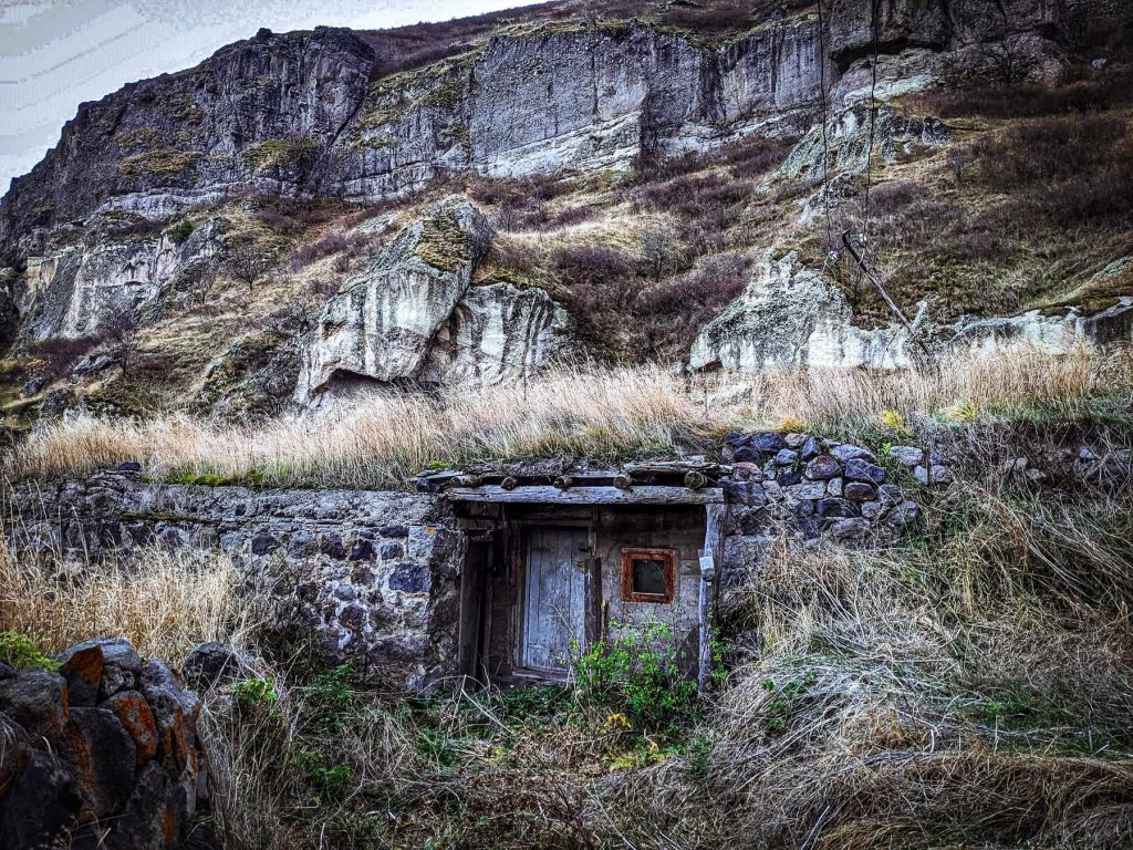 მარნები სოფელ ჭაჭკარიდან – სოფელში, გარდა დაზიანებული ტერასებისა და 50–მდე კლდეში ნაკვეთი საწნახელისა, შემორჩენილია ოთხსაუკუნოვანი ვაზიც | შენი სოფელი