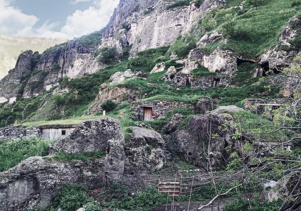 მარნები სოფელ ჭაჭკარიდან – სოფელში, გარდა დაზიანებული ტერასებისა და 50–მდე კლდეში ნაკვეთი საწნახელისა, შემორჩენილია ოთხსაუკუნოვანი ვაზიც | შენი სოფელი