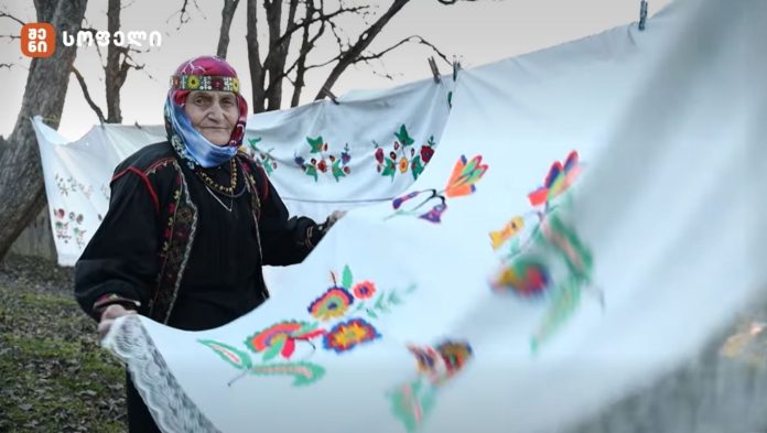 ქარგვა, ქსოვა, ფერებისა და ორნამენტების ენა - აჭარის მთებში შემორჩენილი უძველესი ტრადიცია და ხელსაქმე, რომელიც აჭარელმა ქალებმა შემოინახეს.