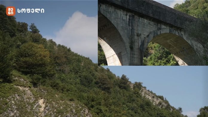 სოფელი მუჟავა, ყველაზე ახლო სოფელი აფხაზეთში - ხიდზე გადის მდინარე, ხიდის ქვეშ კი დადიან ადამიანები