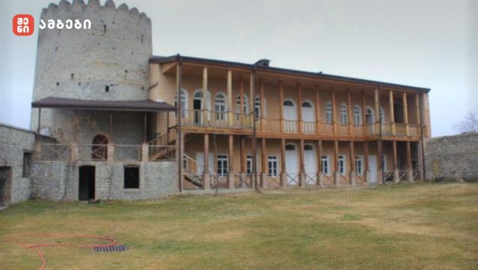 ხაშმის ჩოლოყაშვილების სასახლის მარანი – ხაშმის ჩოლოყაშვილების სასახლის კომპლექსი მდებარეობს ნასოფლარ ყარაბულახის ტერიტორიაზე