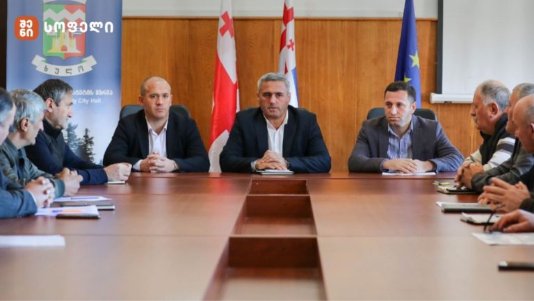 ვახტანგ ბერიძემ საქვეუწყებო დაწესებულების ხელმძღვანელებს მისცა კონკრეტული დავალებები შესაბამისი მიმართულებებით და აღნიშნა, რომ მუნიციპალიტეტის განვითარებისთვის მნიშვნელოვანია ყველა უწყების ეფექტიანი თანამშრომლობა და კოორდინირებული მუშაობა