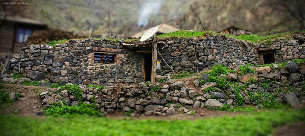 მარნები სოფელ ჭაჭკარიდან – სოფელში, გარდა დაზიანებული ტერასებისა და 50–მდე კლდეში ნაკვეთი საწნახელისა, შემორჩენილია ოთხსაუკუნოვანი ვაზიც | შენი სოფელი