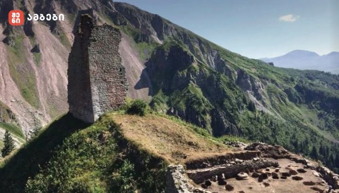 ხიხანის ციხე 4 კოშკისგან, სასახლისგან, ეკლესიისგან, მრავალი საიდუმლო გასასვლელისგან და მარნისგან შედგებოდა. ერთ- ერთი კოშკის წინ მდებარე სწორკუთხა შენობა (12/4.5მ) უნდა ყოფილიყო კიდეც ხიხანის ” ღვინის სახლი”