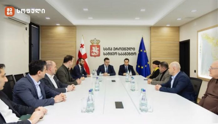 დავით სონღულაშვილმა ეროვნული სატყეო სააგენტოს ახალი უფროსი ბესიკ ამირანაშვილი უწყების თანამშრომლებს წარუდგინა