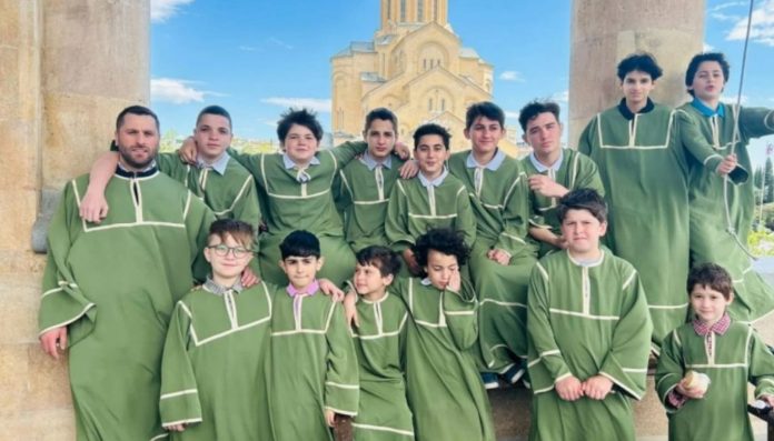 „გულითადი და განსაკუთრებული მადლობა წმინდა სამების საკათედრო ტაძრის მეზარეებს, რომლებმაც პატრიარქის გარდაცვალების შემდეგ ოთხი დღე და ოთხი ღამე, 24-საათიან რეჟიმში, ზარი არ გააჩერეს“