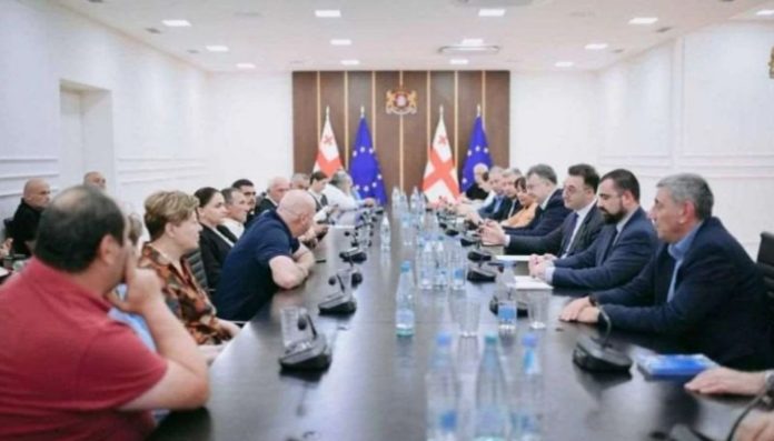 მინისტრმა შეხვედრის მონაწილეებს ნედლი რძის წარმოებისა და გადამუშავების ხელშეწყობის მიზნით დაგეგმილი ცვლილებები გააცნო, რომლებიც ქართული ნედლი რძისგან დამზადებული პროდუქციისთვის სპეციალური ხარისხის ნიშნის დანერგვას, მცენარეული ცხიმის შემცველი პროდუქტების მკაფიო მარკირებასა და სავაჭრო ობიექტებში მათი განცალკევებულად განთავსებას გულისხმობს