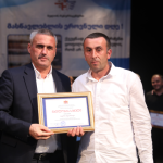 სამეგრელო-ზემო სვანეთში 29 დევნილს სასოფლო-სამეურნეო საქმიანობის მხარდაჭერის მიზნით, ხელის ტრაქტორები გადაეცა | შენი სოფელი